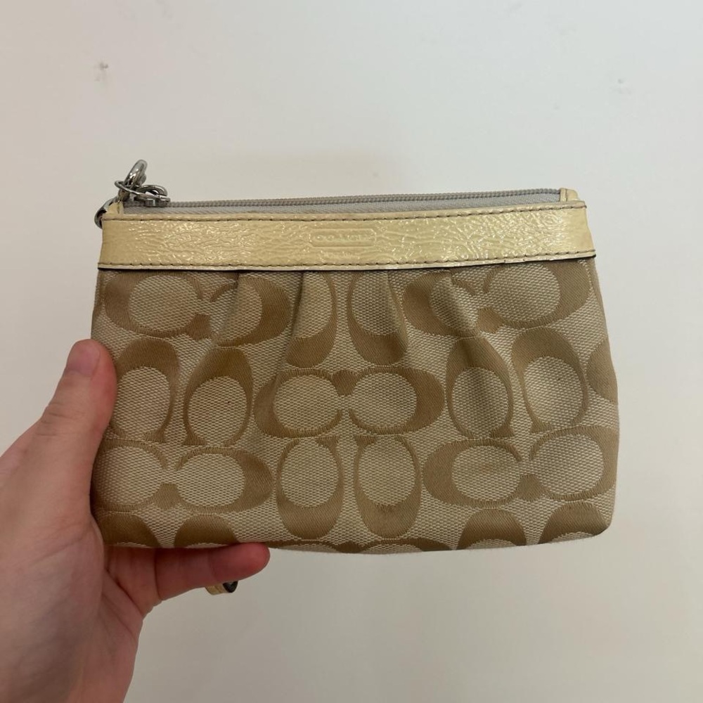 Vintage Coach Signature Pleated Wristlet | Cream Patent Leather